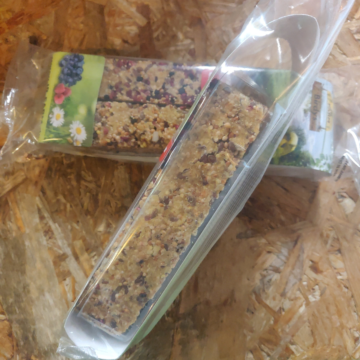 To Fugle kracker med frugt, fra JR Farm 150g granola barer i en plastikpose.