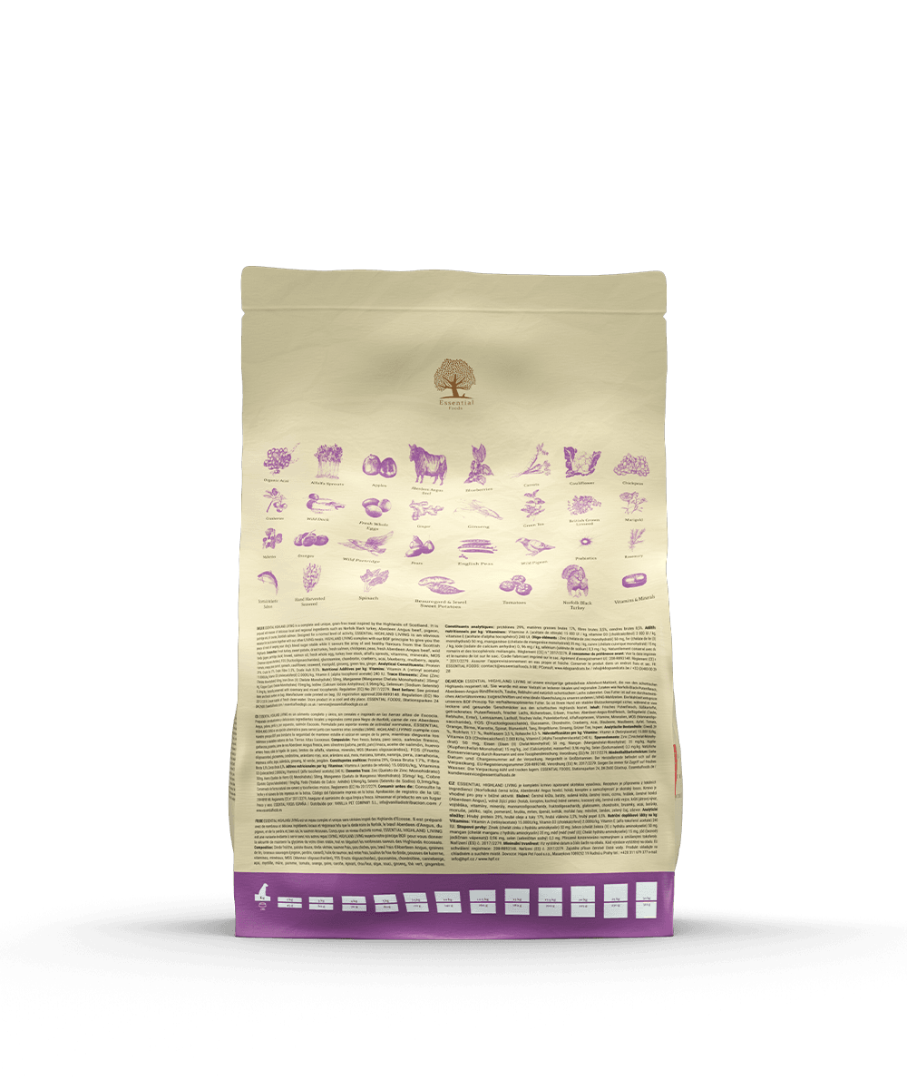 A bag of Essential Highland Living, 2,5 kg kornfrit hundefoder med fritgående skotsk angus okse & vildand, til voksne hunde af alle racer hundefoder på sort baggrund.