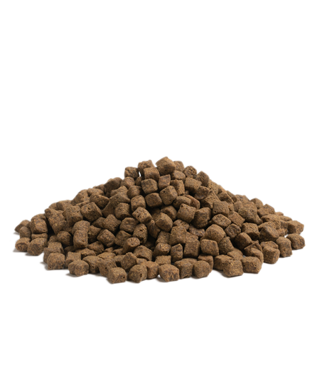 An Essential Older small size, 3 kg kornfrit hundefoder med kylling & og til de ældre hunde BOF på sort baggrund.