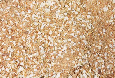 Et nærbillede af en bunke Æggefoder til opdræt af unge fugle, perfekt til at give vitamintilskud til svækkede dyr, fra JR Farm.