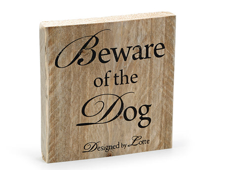Designet af Lotte, dette rustikke træskilt advarer besøgende om at passe på hunden. DBL Træ plade med tekst (Pas på hunden) materialet tilføjer det charmerende og autentiske rustikt look.