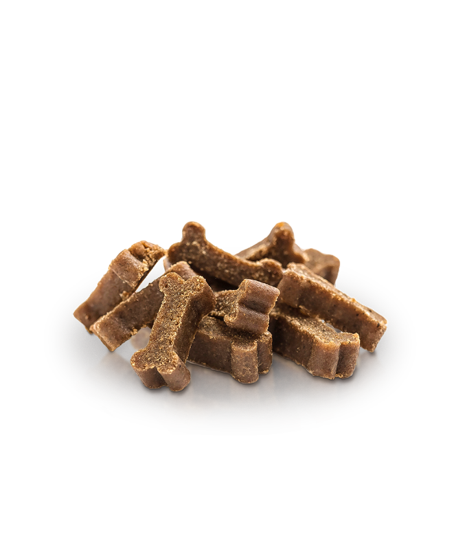 En bunke ESSENTIAL lam mini lækkerier - små bløde kornfri lammegodbidder 100g hundegodbidder på sort baggrund.