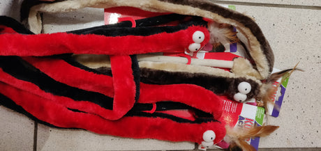 En flok Kattelegetøj, Robust Drilleslange med fjer fra Kong udstoppet dyrelegetøj spredt på gulvet.