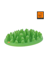 En Northmate grøn plastikskål med græs på, designet som en Hunde og katte aktivitets mad og gufskål for at tilskynde hunde til at spise langsomt.