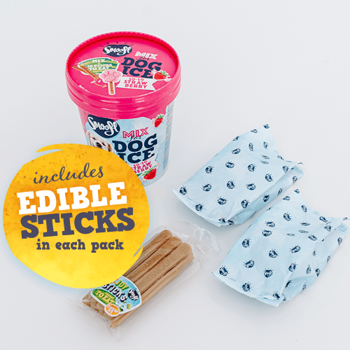 En pakke Smoofl er blandet til hunde med Jordbærsmag hundepinde med en kop Smoofl Is Mix is.