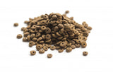 En bunke brune piller på hvid baggrund, ideel som kødfoder til Essential the Jaguar, kornfrit kattemad 3 kg.