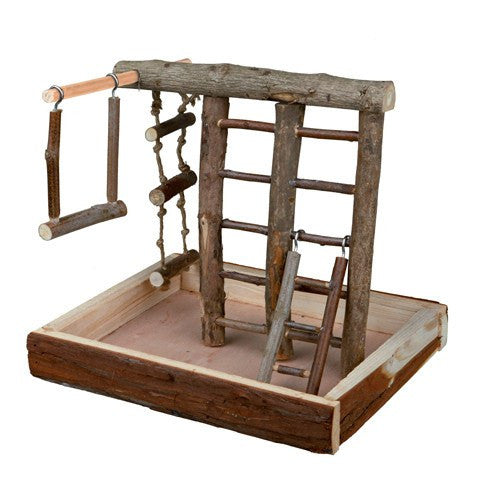 Et trælegetøj med stige og reb designet specielt til fugle kaldet "Legeplads i naturtræ til småfugle" af Natural Living.