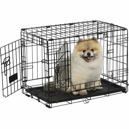 En Trixie foldbar hundekasse til nem transport, der rummer en pomeranian.
