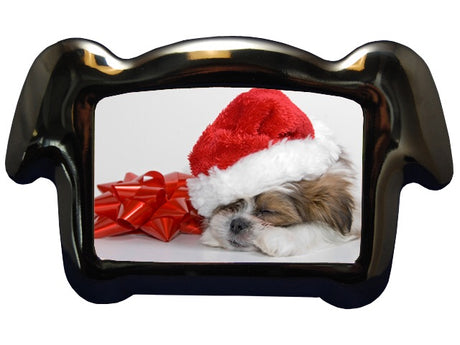 En shih tzu iført en juleskappe i en osmedkaeledyr.dk ramme.