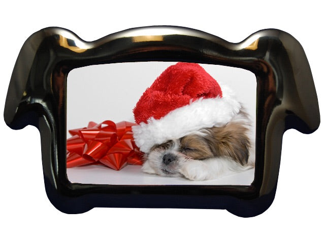 En shih tzu iført en juleskappe i en osmedkaeledyr.dk ramme.