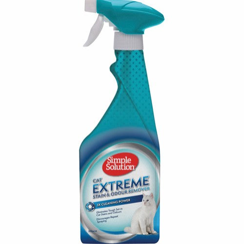 En flaske Simple Solution Lugt- & Pletfjerner til katte, ekstrem katteurin og lugtfjernerspray på hvid baggrund.