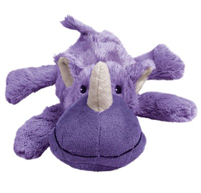Et Kong Cozies Lille tøjdyr lægger sig på en hvid baggrund.
