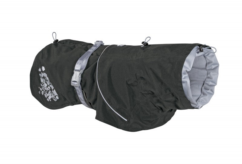 En Hurtta vandtæt sort hundefrakke med lynlås i siden.
