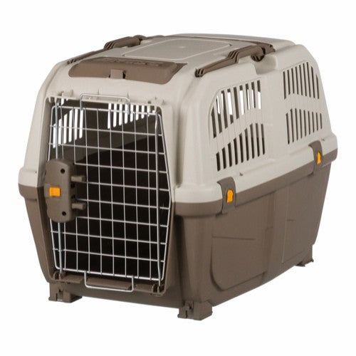 En Skudo hundekasse med låsbar snaplås på hvid baggrund.