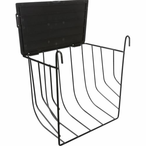 En sort trådkurv, der er pulverlakeret og har et beskyttende håndtag kaldet "Høhæk med låg til ophæng, til kanin- og marsvinburer" af mærket "Trixie".