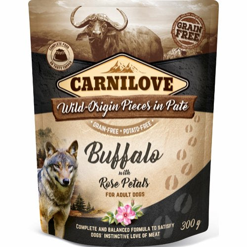 Vi præsenterer Vådfoder POUCH, Kornfri & Glutenfri med bøffel & rosenblade til hunde fra Carnilove, lavet med de fineste ingredienser, herunder bøffelkød og tilsat helt naturlig rooibos. Denne sunde pouch pate vil tilfredsstille din lodne vens trang.