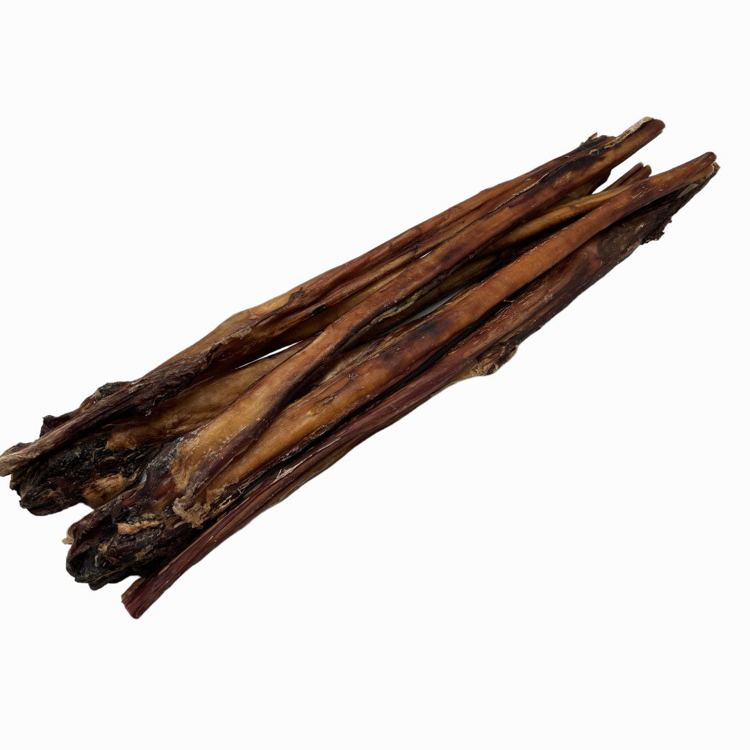 En flok Naturligt Energistang, Tyrestænger ca 55cm på hvid baggrund.