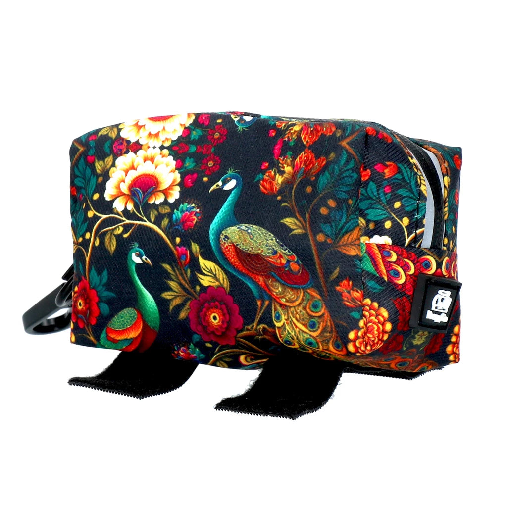 Høm Høm hundepose holder - Peacock RED fra PoopyGo