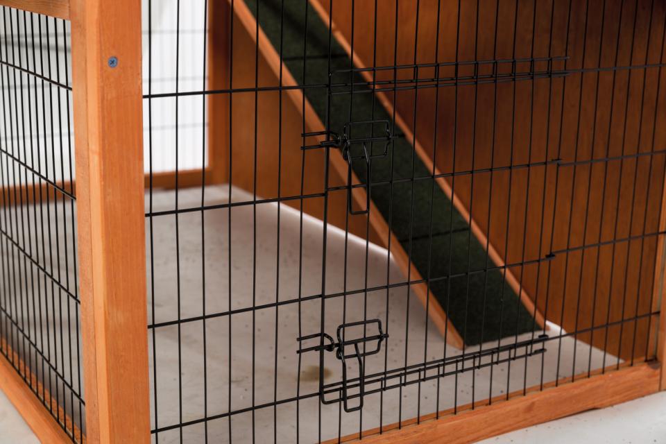 Kaninbur udendørs, rødbrun, med overdækket løbegård. 124x78x102 cm  - Leveret gratis lige til døren