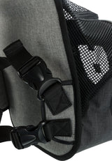 En højkvalitets Hundetaske / Fronttaske til hunde med en frontlomme, med et nærbillede af en grå rygsæk med sorte stropper fra mærket Trixie.