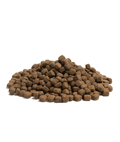 En bunke Essential Contour, 2,5 kg kornfrit hundefoder overvægtige, kastrerede eller steriliserede små hunde på hvid baggrund.