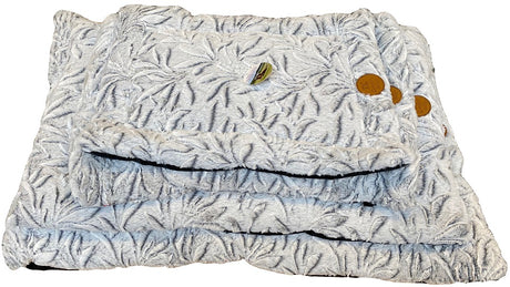 En stak Whesco Hundepude, lækker blød grå firkantet pude tæpper oven på hinanden.