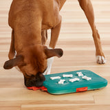 En hund leger med Aktivitetslegetøj "casino" - til hunde og katte SV3 legetøj af sværhedsgrad 3 af Nina Ottosen.