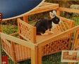 En kaninhytte i træ med en kanin i en Terrasse til kaninløbegård ved Trixie.