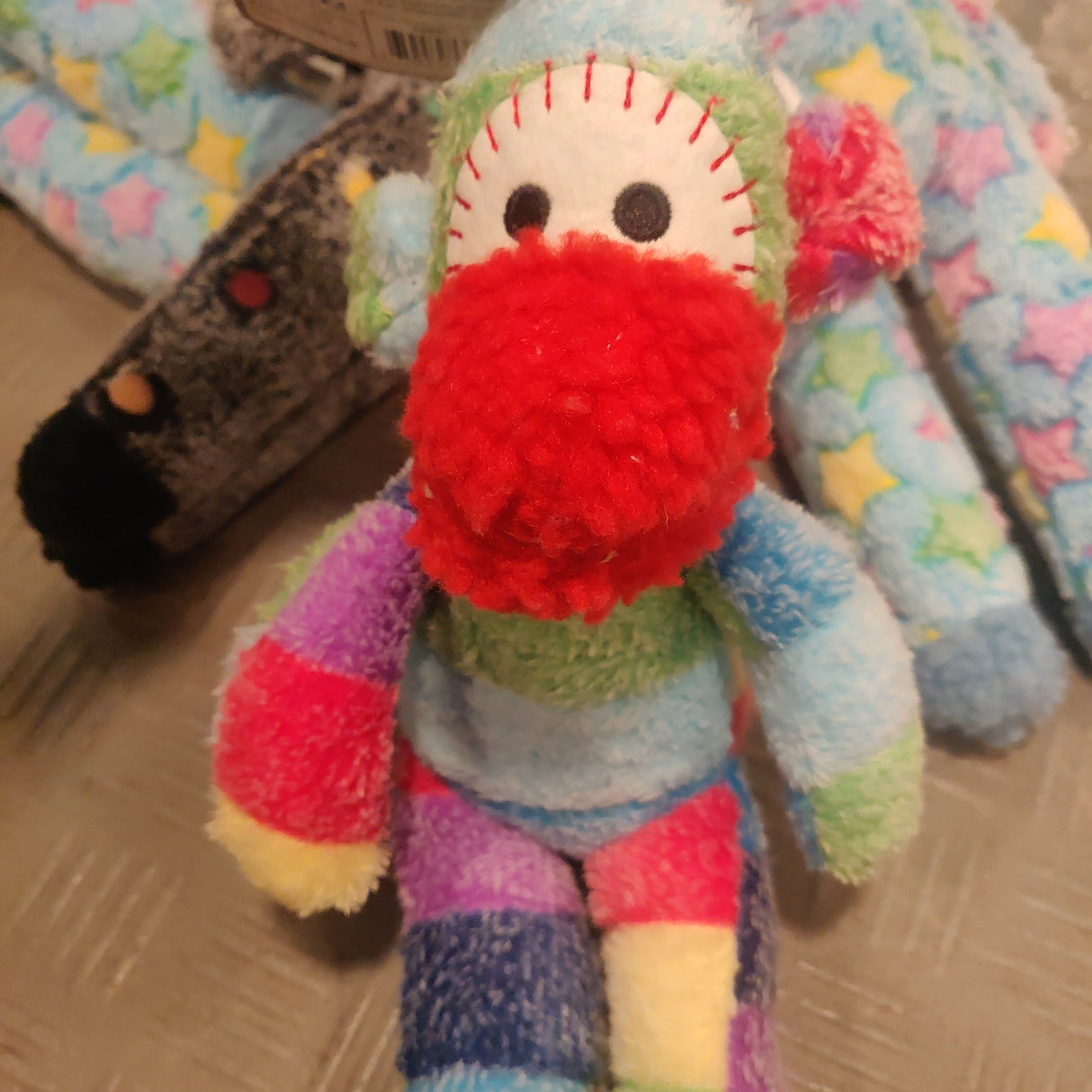 Et farverigt plyslegetøj Hundebamse Sød farverig abe 31cm lavet af Kw.