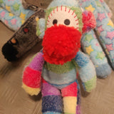 Et farverigt plyslegetøj Hundebamse Sød farverig abe 31cm lavet af Kw.