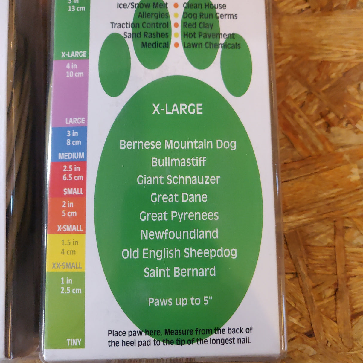 En pakke Pawz Hundesko, Camo hundefoder med poteprint på og 100% naturgummi.