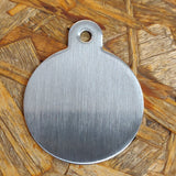 En rund Hundetegn, formet som cirkel, MAT sølv, høj kvalitet af Os med kæledyr på en træoverflade.