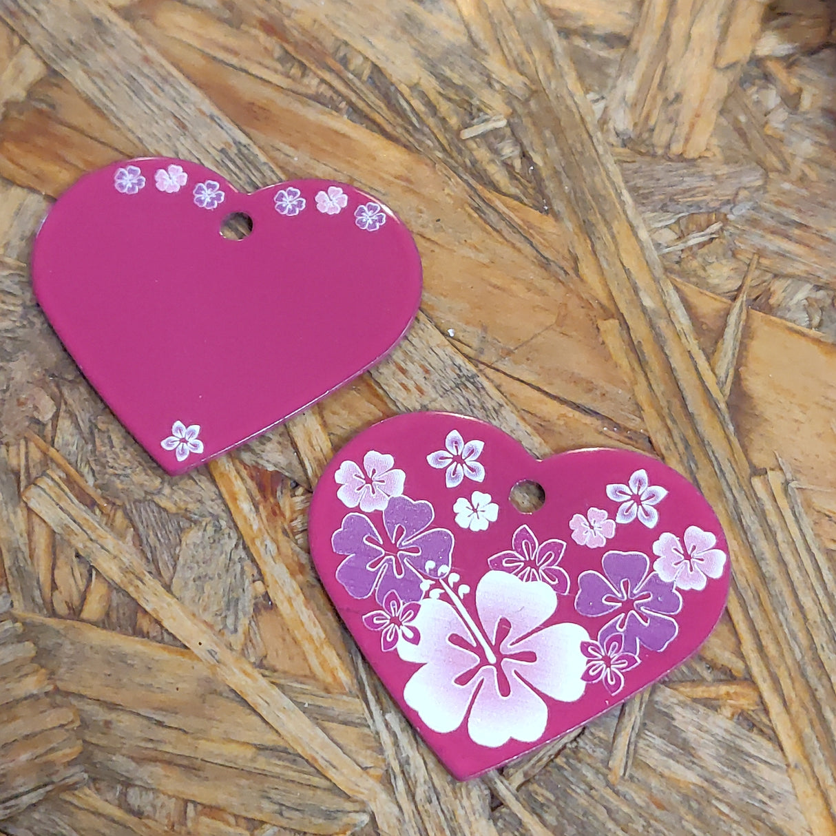 To lyserøde hjerteformede tags på en træoverflade med Os med kæledyr Hundetegn, formet som Hjerte, Lyserød med blomster, kvali.