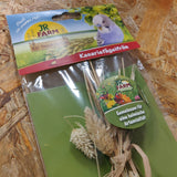 En pakke med forskellige Kanarie frø og frø, perfekt til at tiltrække fugle til din have, sælges af osmedkæledyr.dk.
