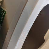 Nærbillede af et toilet med et klistermærke på, hvor der står "Hop In" Lukket kattetoilet fra Savic.