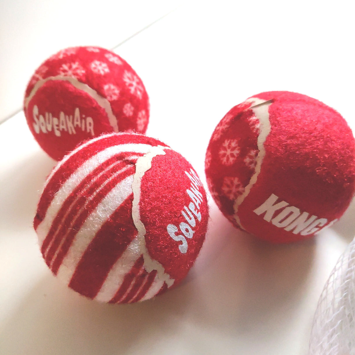 Kong - Holiday SqueakAir® Ball 3-pk Medium