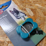 Et blåt nylon Eldorado hundeben legetøj på et træbord.