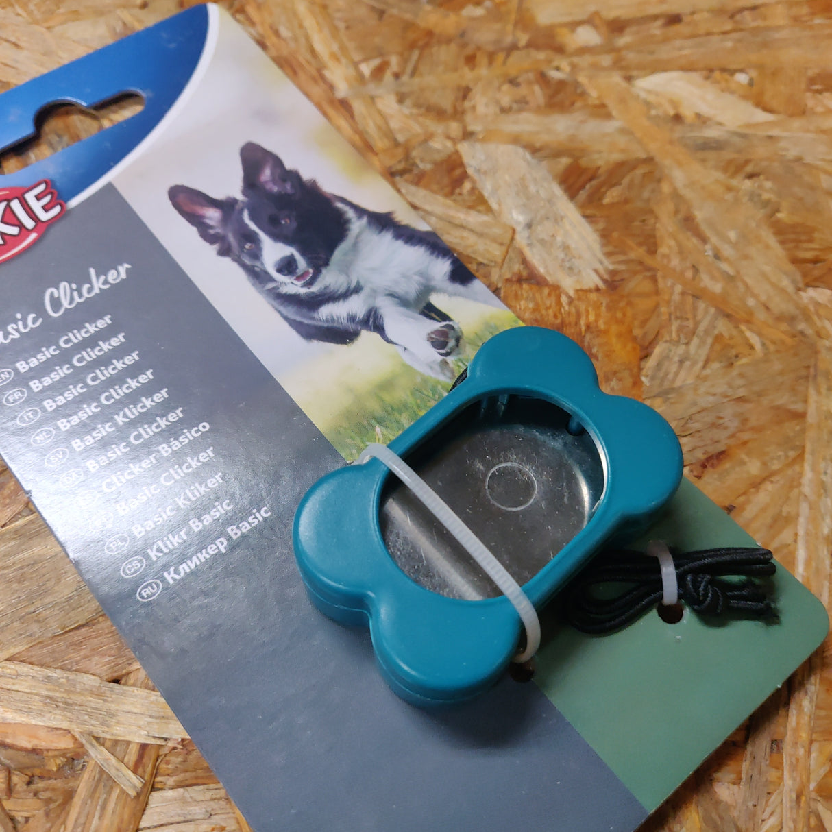 Et blåt nylon Eldorado hundeben legetøj på et træbord.