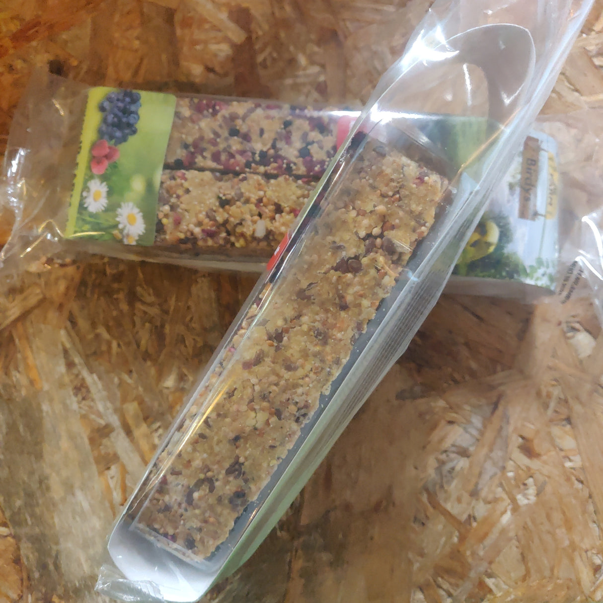 To Fugle kracker med frugt, fra JR Farm 150g granola barer i en plastikpose.