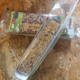 To Fugle kracker med frugt, fra JR Farm 150g granola barer i en plastikpose.