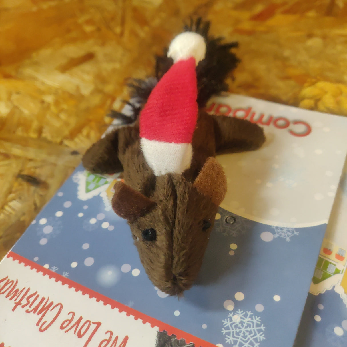 ET GOOD BOY udstoppet egern med en nissehue oven på et kort, perfekt som julelegetøj eller gaver.