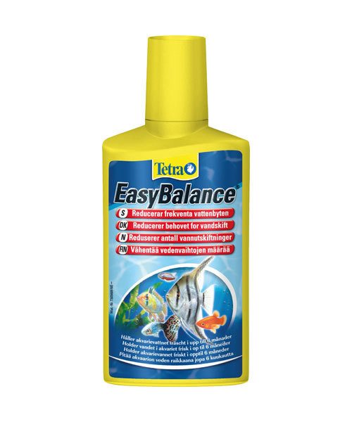 En flaske Tetra EasyBalance til langtidspleje i akvarier, der sikrer biologisk sundt vand, på hvid baggrund.