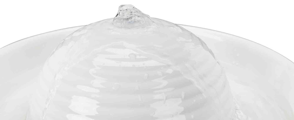 Et nærbillede af en hvid skål med låg på, der viser Trixie Drikkefontæne Vital Flow Mini.