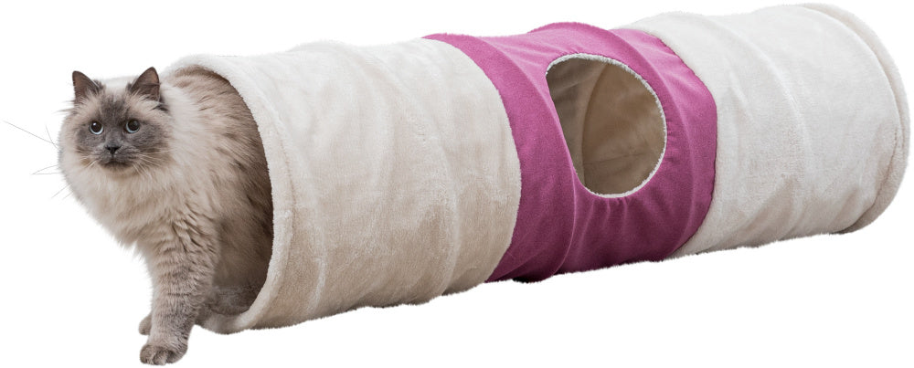 En butik katte leger i en Trixie Tunnel XXL til katten, Ø35 x 115 cm.