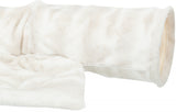 Et hvidt lodnet tæppe på hvid baggrund, perfekt til at putte sig sammen med Trixie Tunnel til katten, Nelli 27 x 55 x 116 cm eller tilføje ekstra komfort til skridsikker gummibasepude.