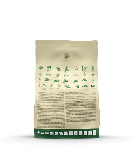 En pose Essential Superior Living lille størrelse, 2,5 kg kornfrit hundefoder med kylling & og til små voksne hunde på sort baggrund.