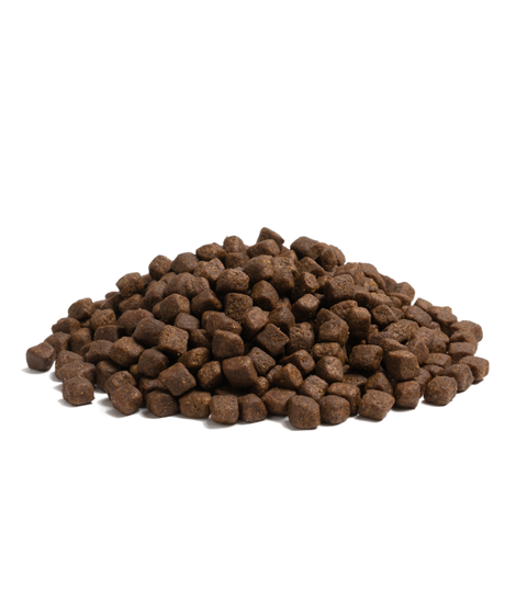 En bunke Essential Superior Living lille størrelse, 2,5 kg kornfrit hundefoder med kylling & og til små voksne hundefoder på sort baggrund.