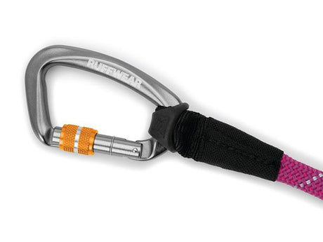 En Ruffwear Hundeline karabinhage på hvid baggrund.