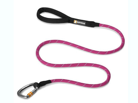 Beskrivelse: En pink Ruffwear Hundeline med sort karabinhage, perfekt til en gåtur.