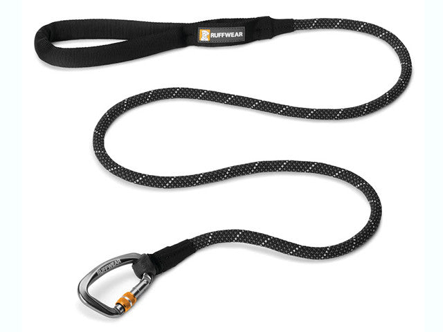 En Ruffwear Hundeline med en karabinhage på, perfekt til en gåtur.